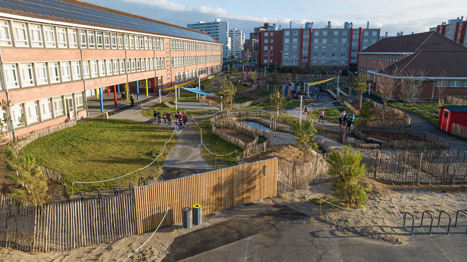 Ecole Kleber Perrault : La cour d’école a été désimpéméabilisée. 80% des 5600m² de la cour ont été végétalisés en concertation avec les parents d’élèves, les professeurs et les élèves. La cour infiltre désormais ses eaux pluviales et récupère une partie de ses eaux de pluie.