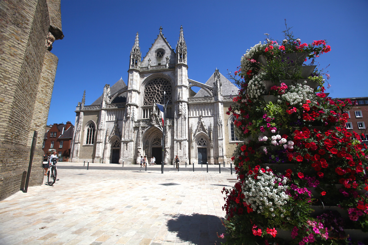 Église Saint-Eloi : récupération des eaux de pluie d’une partie de la toiture dans une cuve de 30m3 pour arroser en goutte à goutte les arbres et végétaux de la rue du président Poincaré.